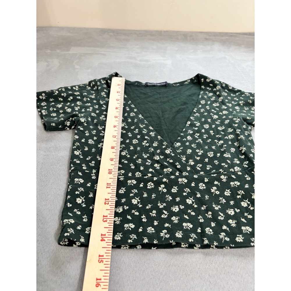 Brandy‎ Melville Womens Y2K Amara Floral Crop Top Sz S V Neck Ditsy Cottage Wrap - Picture 3 of 14